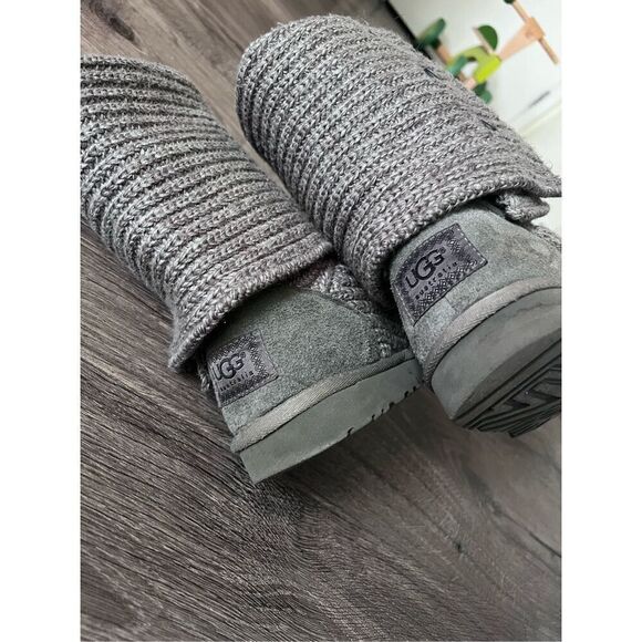 UGG Women's Classic Cardy Winter Boot size 7 - Picture 3 of 8